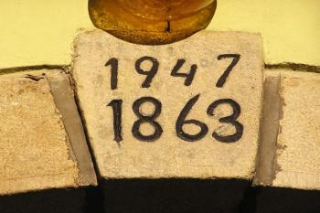 Údaje o založení a přestavbě kostela v klenáku nad vstupem ( © Jan P. Štěpánek 03/2008)