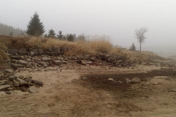 Zbytky vsi nedaleko bývalého kostela (© Prudký Martin, 11/2012)
