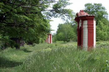 Křížová cesta směrem od kostela (© Stanislav Drda, 05/2005)