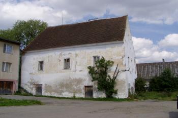 tvrz v pohledu ze dvora (© Lukáš Pechánek, 08/2011)