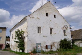 tvrz od jihozápadu (© Lukáš Pechánek, 08/2011)