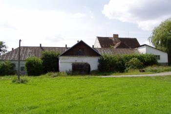 celkový pohled na dvůr s tvrzí od východu (© Lukáš Pechánek, 08/2011)