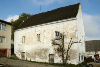 Budova tvrze, teď využívaná jako sklady a jídelna ( ©Martin Kabeláč 10/2007)