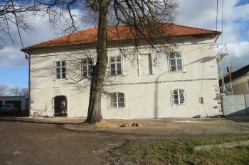 tato budova fary stojí v sz.rohu místa bývalého hradu (© D Dohňanský, 12/2014)