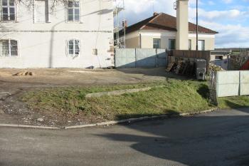 cesta lemuje západní hranici jádra hradu (© D Dohňanský, 12/2014)