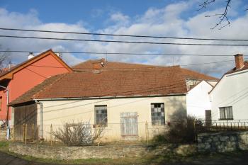 jz.roh jádra hradu, přímo za domy se hrad nacházel (© D Dohňanský, 12/2014)