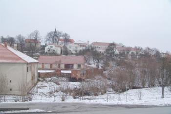 Celkový pohled na místo bývalého hradu od jihu. Hrad stával přibližně pod kostelem. ( © Roman Řezáč 01/2008)