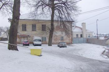 Pohled od západu. Budova stojí přibližně na západním okraji bývalého jádra hradu. ( © Roman Řezáč 01/2008)