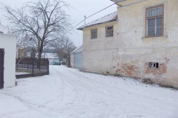 Zaoblení zástavby, která přibližně kopíruje severní okraj jádra zaniklého hradu ( © Roman Řezáč 01/2008)