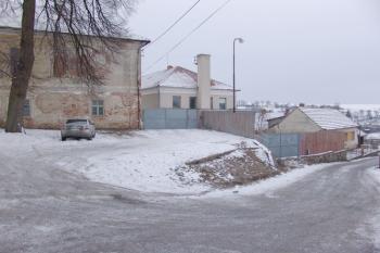 Západní strana lokality. Násep paroviště možná v sobě ukrývá zbytek jádra či stěnu příkopu. ( © Roman Řezáč 01/2008)