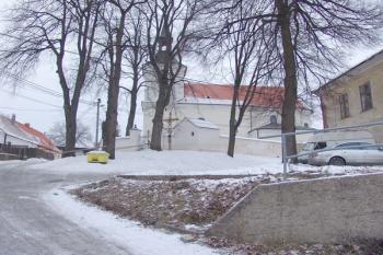 Násep parkoviště, snad zbytek původního jádra ( © Roman Řezáč 01/2008)