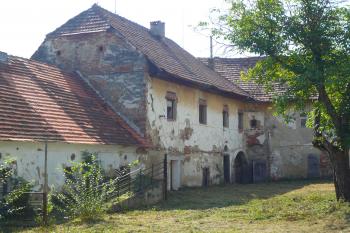 jihovýchodní část dvora s tvrzí (© Pavel P., 08/2014)