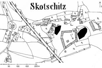 Skočice (Strakonice), výřez z katastrální mapy vsi z roku 1837. Poplužní dvůr s budovou bývalé tvrze v jihovýchodním nároží leží při jihovýchodním okraji zástavby. ( © J. Úlovec)