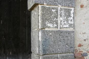 Detail zachované části bosovaného portálu průjezdu ( © Filip Matoušek 03/2008)