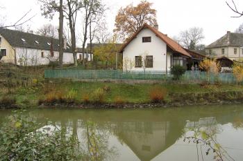 Pohled na  tvrziště  ( © Martin Kabeláč 11/2007)