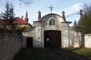 barokní vstupní brána s mozaikou V. Foerstra ( © Milan Caha 03/2008)