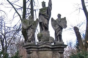 Socha sv. Václava s anděly stojící vedle rezidence ( © Pavel Vítek 03/2008)