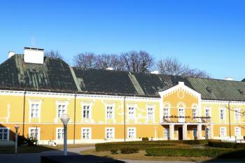 celkový pohled na nádvorní frontu zámku ( © Jan P. Štěpánek 02/2008)
