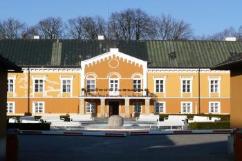 vstupní část hlavní, střední části zámku ( © Jan P. Štěpánek 02/2008)