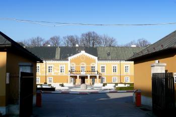 zámek od hlavní brány ( © Jan P. Štěpánek 02/2008)