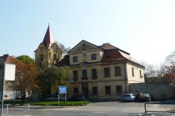fara s kostelem (© Alena Volná, 04/2011)