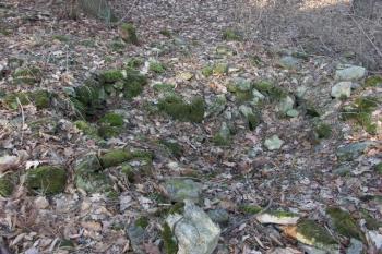 materiál, ze kterého je navršen val ( © Milan Caha 03/2008)