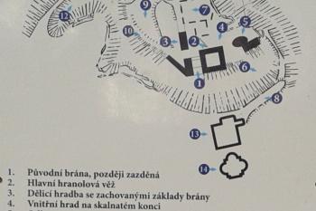 Plánek hradu na infotabulce ( © Ivo Rozehnal 03/2016)