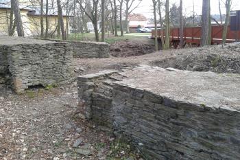 Náměšť na Hané - pohled z jádra na novodobý vstupní most ( © Ivo Rozehnal 03/2016)