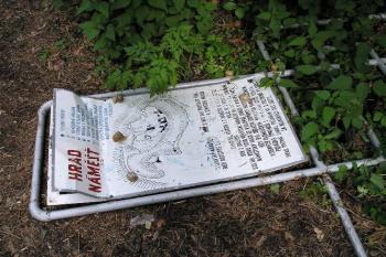 informační cedule a současní obyvatelé hradu (de ardoise 05/2005)