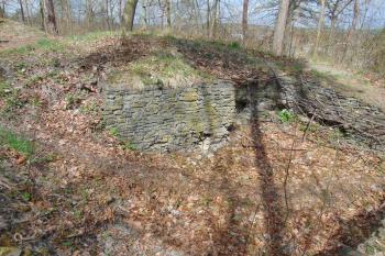 Stín ukazuje na kachlový výklenek (© Dušan Dohňanský  04/2021)