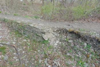 Vnitřní líc stěny budovy v sz.části jádra (© Dušan Dohňanský  04/2021)