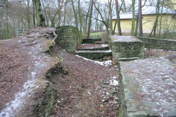 Vlevo stěna věže, vpravo hradba mezi hradem /vlevo/ a předhradím  (© Dušan Dohňanský  01/2016)