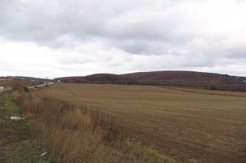 Celkový pohled od jihu na vzdálený kopec Hradisko ( © Roman Řezáč 11/2006)