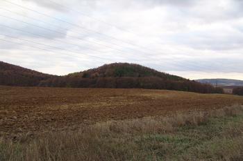 Celkový pohled od severu na kopec Hradisko ( © Roman Řezáč 11/2006)