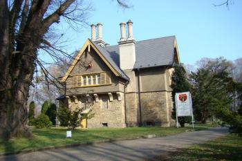 Pohled na Lovecký zámeček Šilheřovice od příchozí cesty. ( © Miroslav BITTER 03/2008)