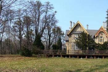Celkový pohled na průčelí Loveckého zámečku, který je obklopen zámeckým parkem. ( © Miroslav BITTER 03/2008)