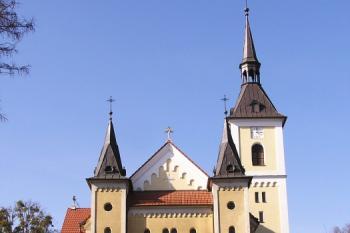 pohled od východu na hlavní vstupní průčelí kostela ( © Jan P. Štěpánek 03/2008)