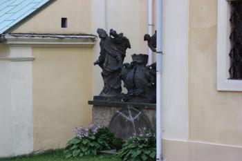 Část sousoší sv. Antonína Paduanského a Oldřicha Augsburského u východní stěny kostela ( © Ivan Grisa 07/2011)