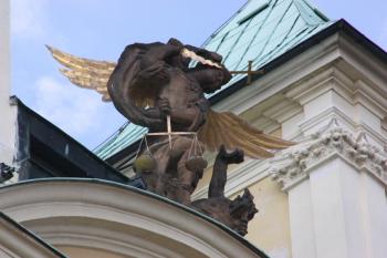 Patron kostela přemáhá s úspěchem ďábla na štítě hlavního (jižního) průčelí ( © Ivan Grisa 07/2011)