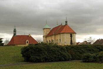 Fara a kostel od severovýchodu - z Voigotový sadů ( © iV 20.1.2008)