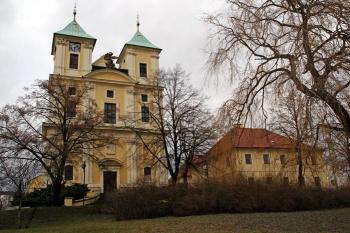 Celkový pohled na kostel a děkanství od jihu ( © iV 20.1.2008)