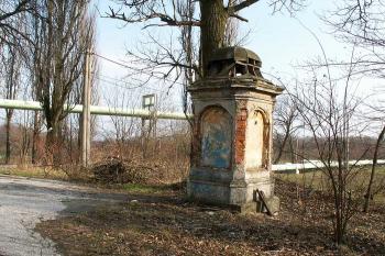 Dnes je jedinou připomínkou na zámek pouze jeden pilíř u bývalého vjezdu do areálu ( © Miroslav BITTER 02/2007)