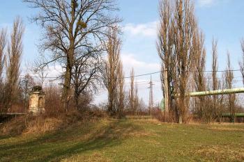 Dnes je jedinou připomínkou na zámek pouze jeden pilíř u bývalého vjezdu do areálu ( © Miroslav BITTER 02/2007)