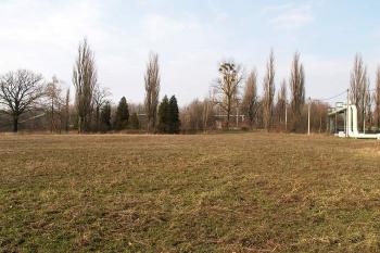 Pohled na plochu, na níž byl areál zámku (dnes je jedinou připomínkou na zámek pouze jeden pilíř u bývalého vjezdu do areálu) ( © Miroslav BITTER 02/2007)