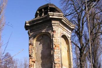 Zchátralý pilíř při bývalém vjezdu do areálu dvora od severu ( © Jan P. Štěpánek 03/2008)