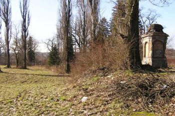 Pilíř severní brány do areálu zámeckého dvora, který se nacházel vlevo ( © Jan P. Štěpánek 03/2008)