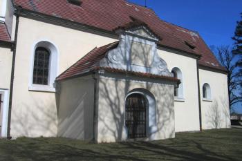 Kostel sv. Bartoloměje v Chrášťanech ( © Pavel Vítek 02/2008)