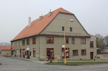 Budova pivovaru z r. 1612 upravená na byty a obchody. (© Luděk Vláčil 11/2018)