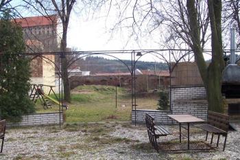 Plumlov - pivovar - Pohled do zahrady - v pozadí zídka se zazděnými okny jedné z budov bývalého pivovaru. (© Ivo Rozehnal, 03/2008)