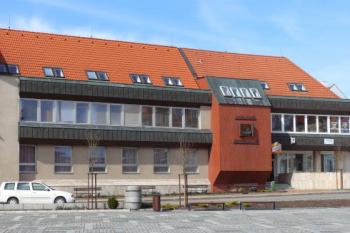 Severní přístavba s restaurací. ( © Jan Sommer 03/2008)